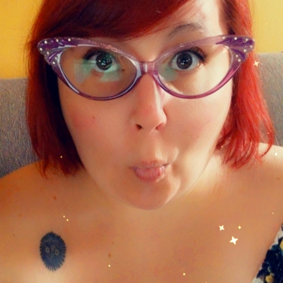 Meet your Posher, Beth - Picture 2 of 2